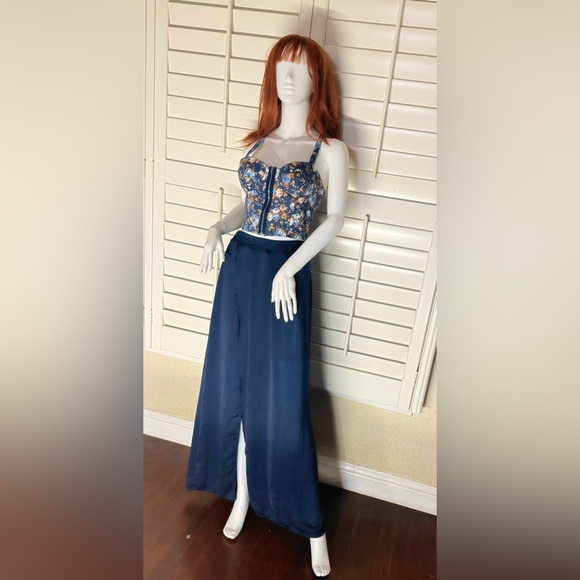 ✨5/$15 Windsor Blue Flower Crop Top with Front Zipper - Picture 3 of 4